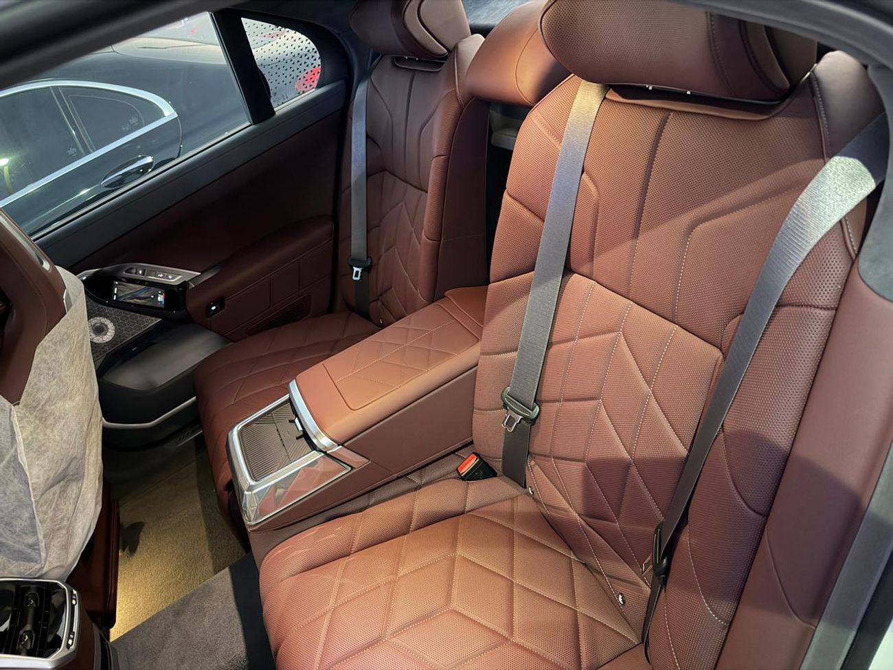 BMW 760i XDRIVE AUTOMATIC TRANSMISSION ( FOR RE EXPORT OUTSIDE GCC COUNTRIES )