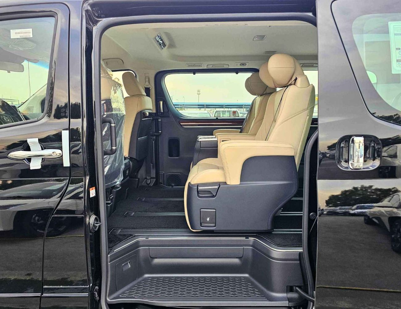 Toyota Granvia PREMIUM LUXURY / 3.5L V6 PETROL A/T / RADAR / 360*CAMERAS / VIP SEATS (CODE # GNPPR)