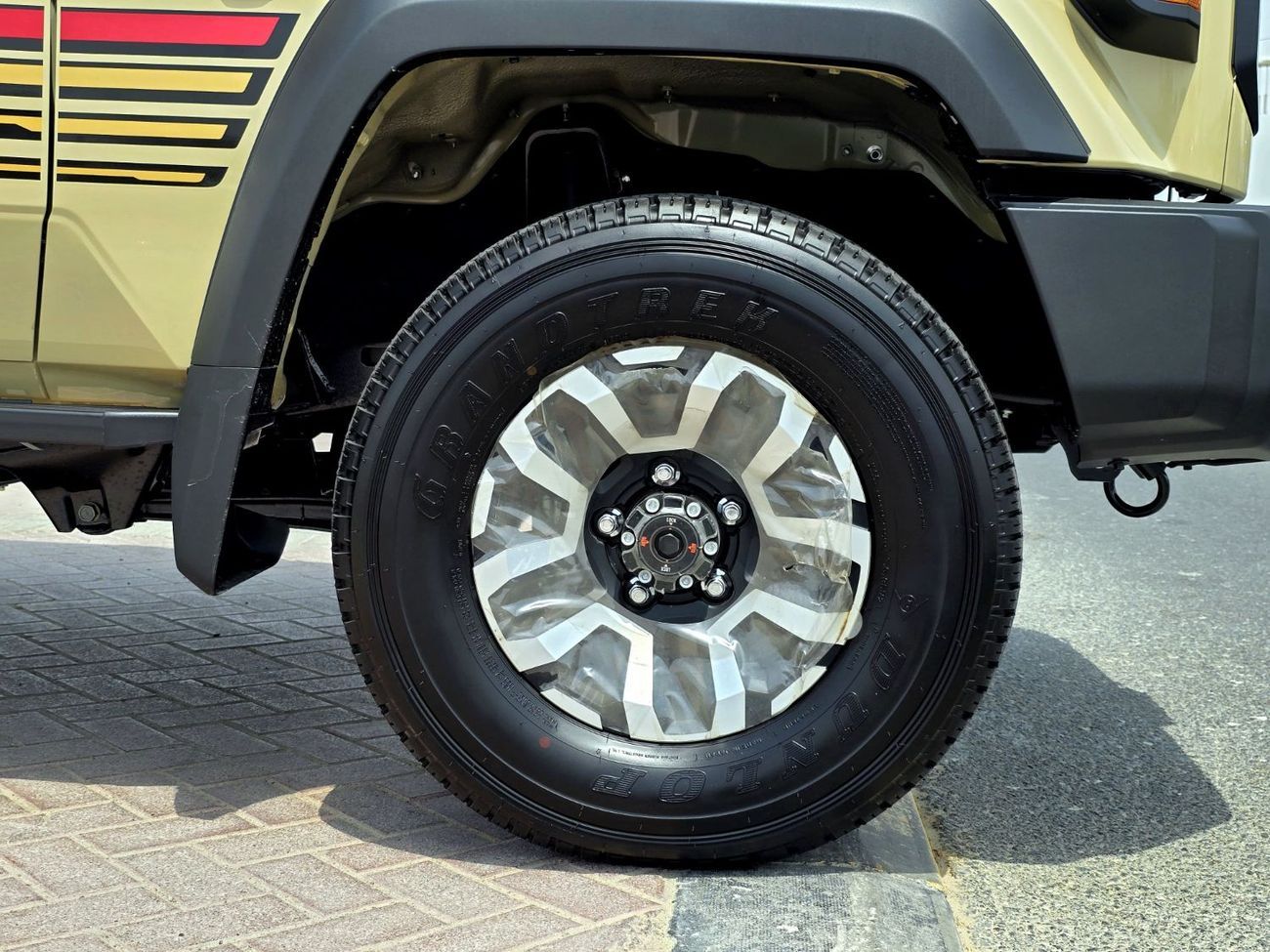 تويوتا لاند كروزر بيك آب TOYOTA LC79 PETROL DOUBLE CABIN 4.0 - FULL OPTIONS - AT - 2025 - BEIGE - OMANI