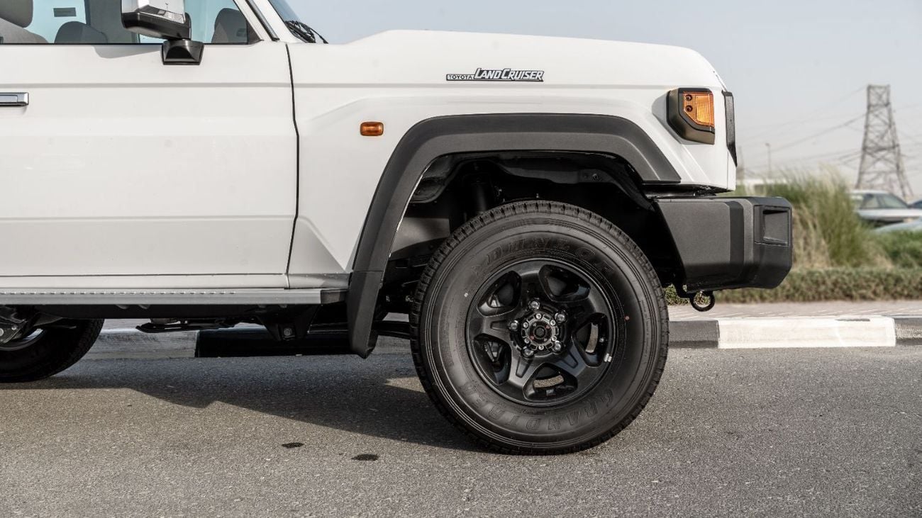 تويوتا لاند كروزر 70 LC76 HT VXR 2025 Toyota Land Cruiser LC71 4.0L AT Petrol (White-Beige) Mid Option