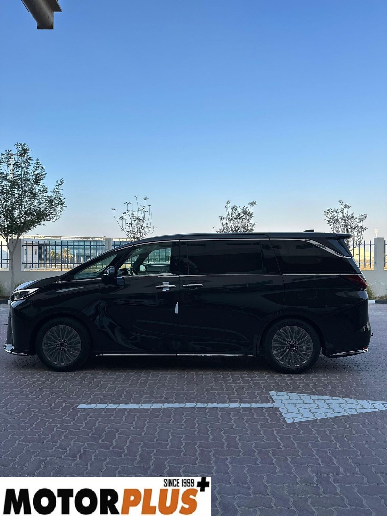 لكزس LM 350h Hybrid 4 Seater 2025 - Ready Stock!