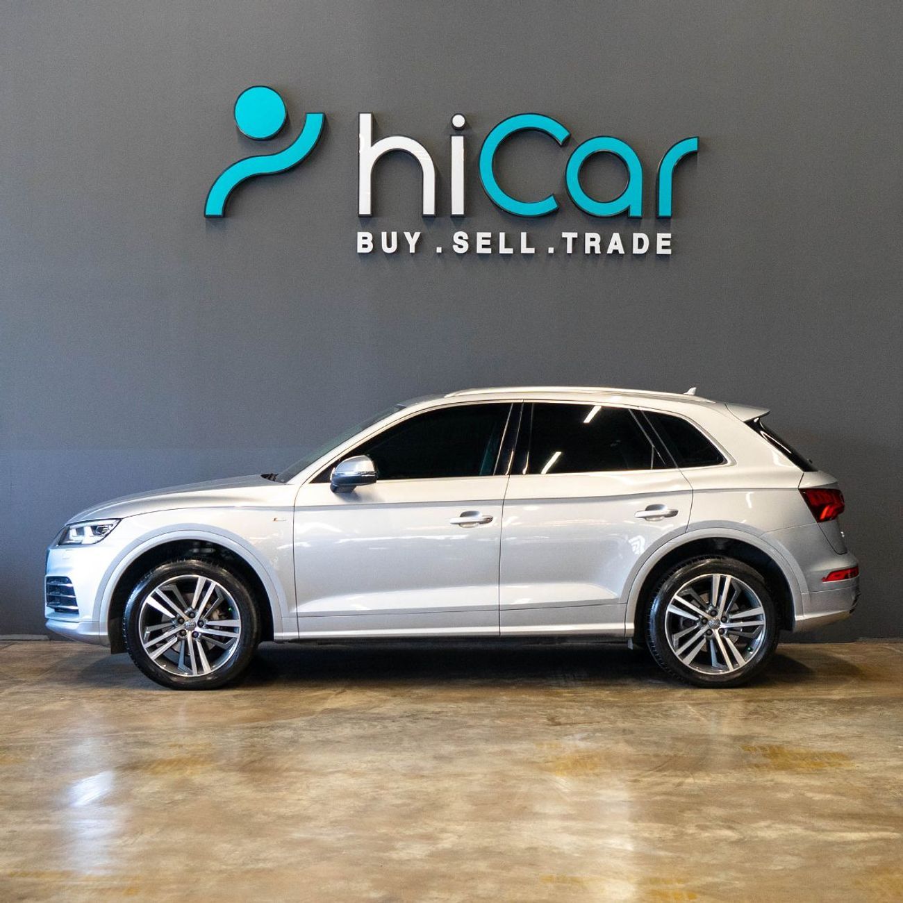 Audi Q5 AED 2,011 pm • 0% Downpayment • Audi Q5 45TFSI S-Line • 1 Year Warranty
