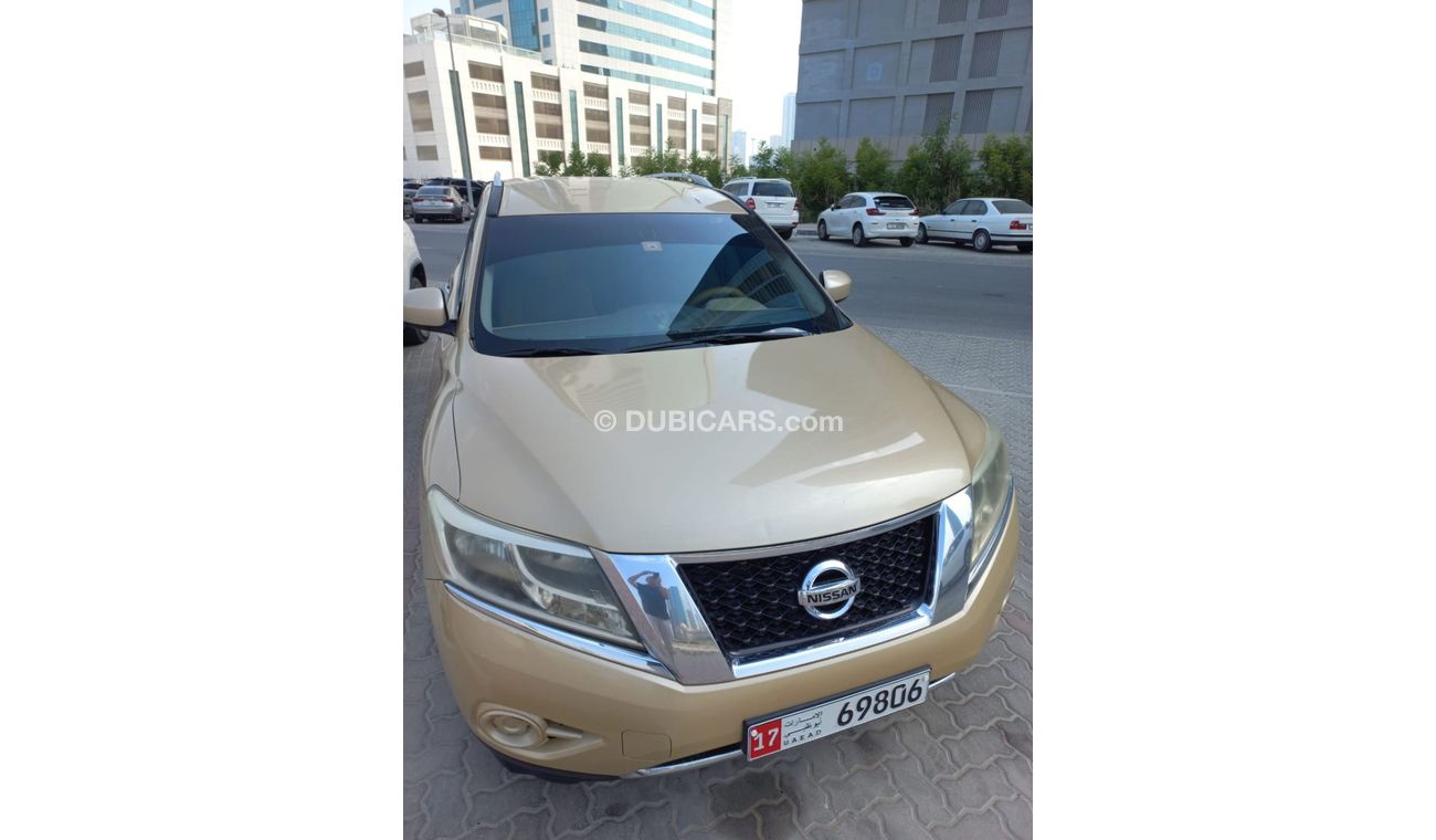 Nissan Pathfinder NISSAN_PATHFINDER_2014_CLEAN_NO_ACCIDANTS_GOLD