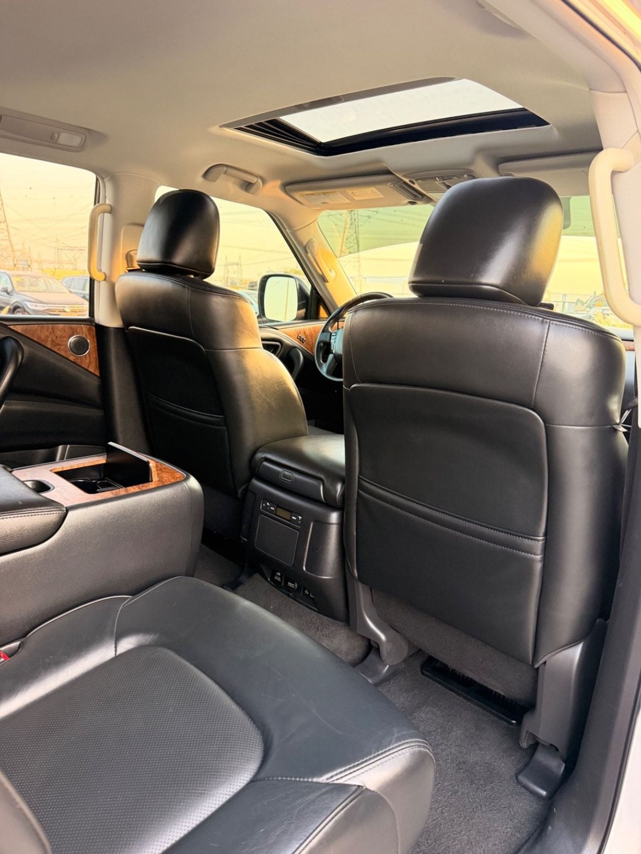 Nissan Armada Clean Title SL Full option 5.6 L original paint