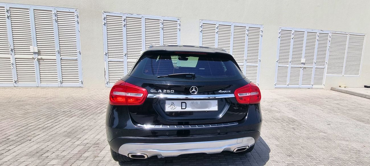 مرسيدس بنز GLA 250 4MATIC (All-Wheel-Drive)