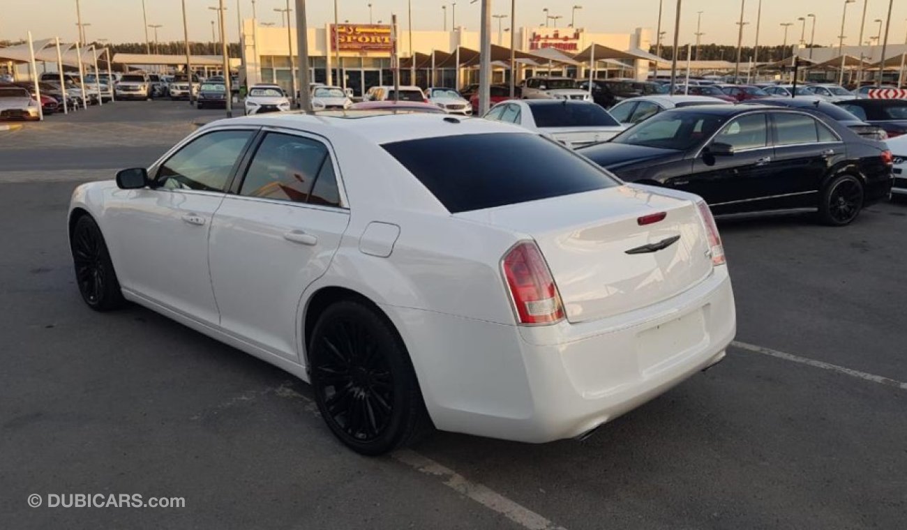 Chrysler 300s Crysral C300s model 2013 GCC car prefect condition full option panoramic roof leather seats back cam