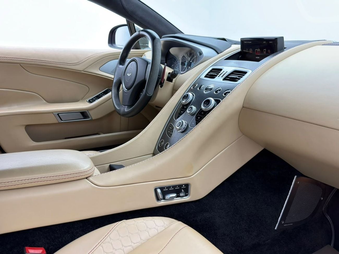 Aston Martin Vanquish STANDARD