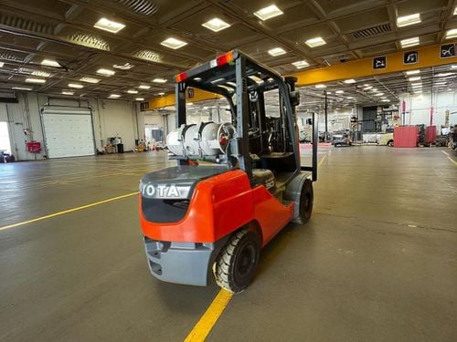 Toyota Fork lift TOYOTA 3- TON 3 STAGE GASOLINE/LPG FORKLIFT TRUCK MODEL 32- (Export only)