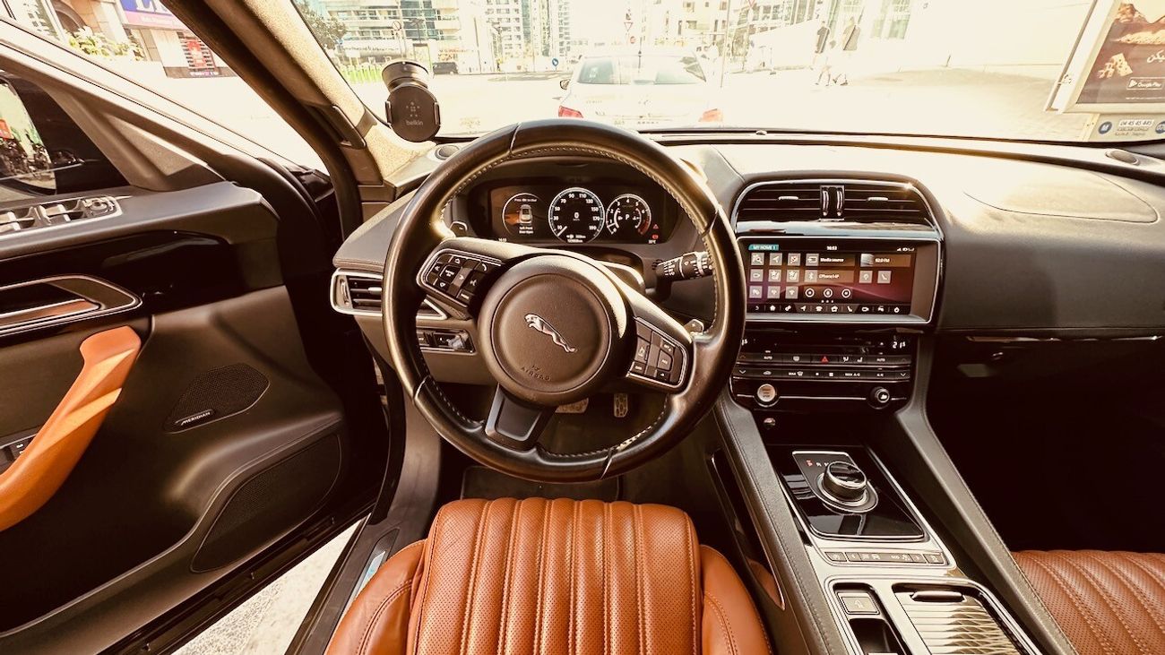 Jaguar F Pace V6 Supercharged F-Pace + HUD, Paddles, Sports mode, Cruise Control, Descent control