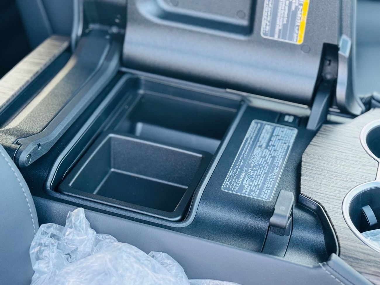 تويوتا لاند كروزر Zx top of the range white with black interior