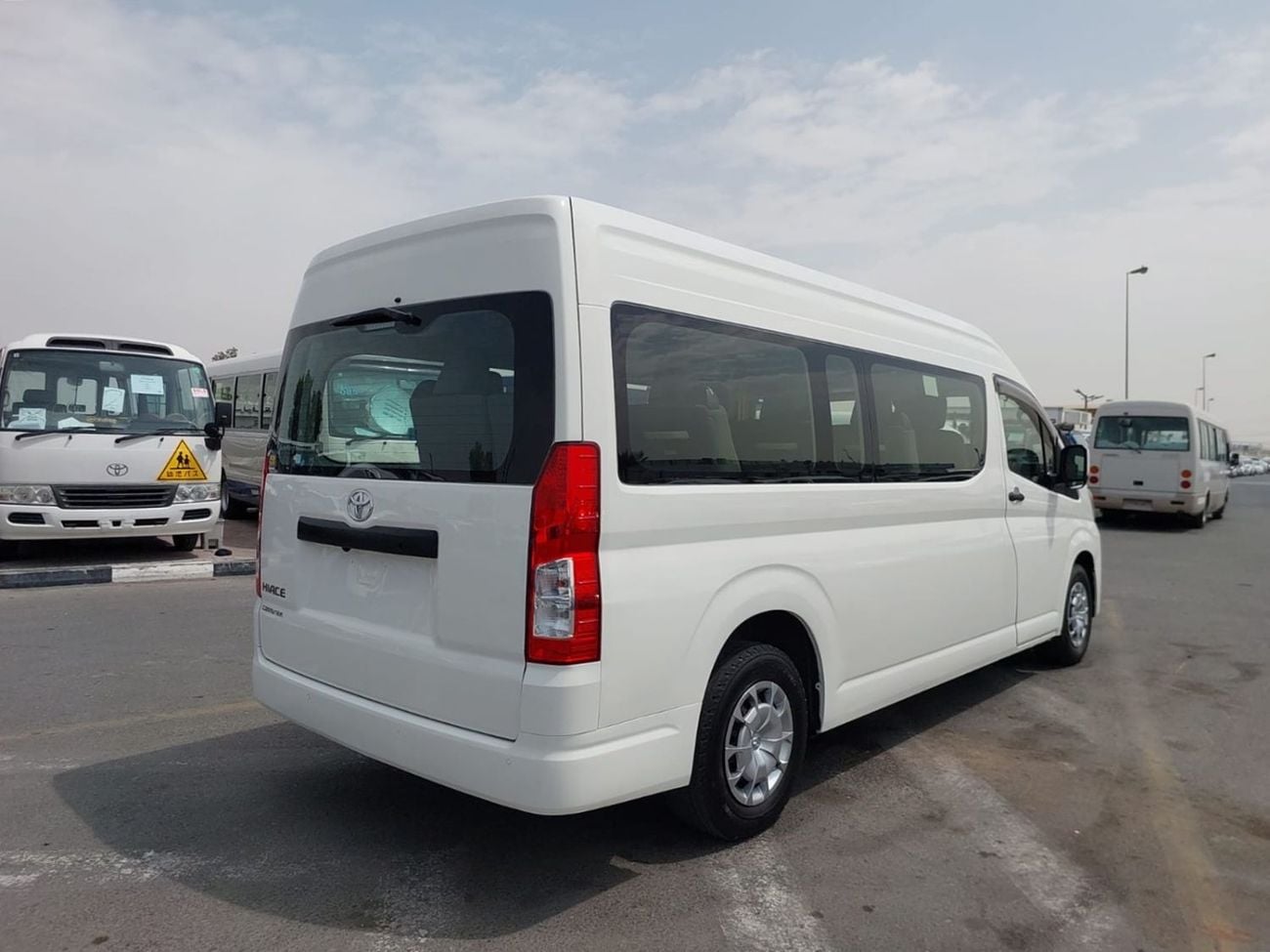Toyota Hiace TOYOTA HIACE COMMUTER VAN RHD 2020 MODEL 2.8 L DIESEL AUTOMATIC(PM16665)