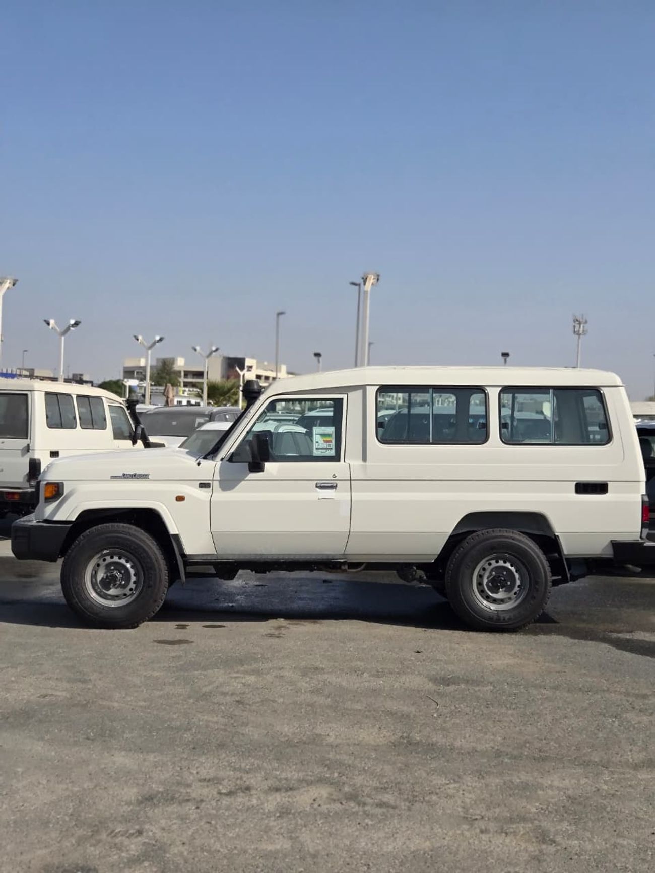 Toyota Land Cruiser 70 GRJ78 4.0L PETROL M/T 9 SEATER HARDTOP GCC SPECIFICATION