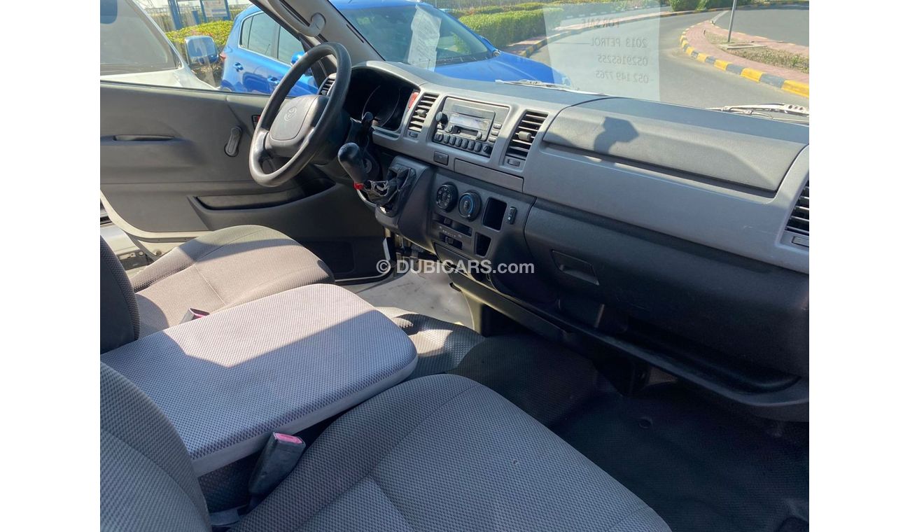 تويوتا هاياس GL - Std سقف باص هايس 13 راكب