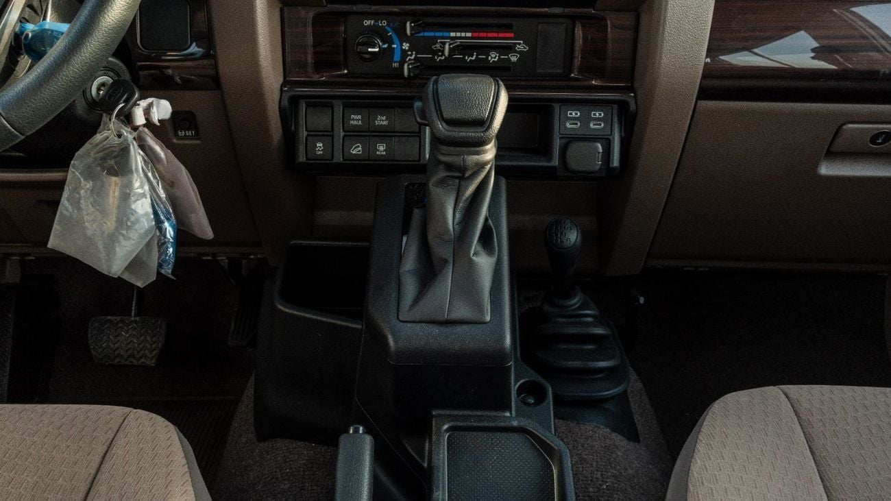 تويوتا لاند كروزر 70 LC76 HT VXR 2025 Toyota Land Cruiser LC71 4.0L AT Petrol (White-Beige) Mid Option