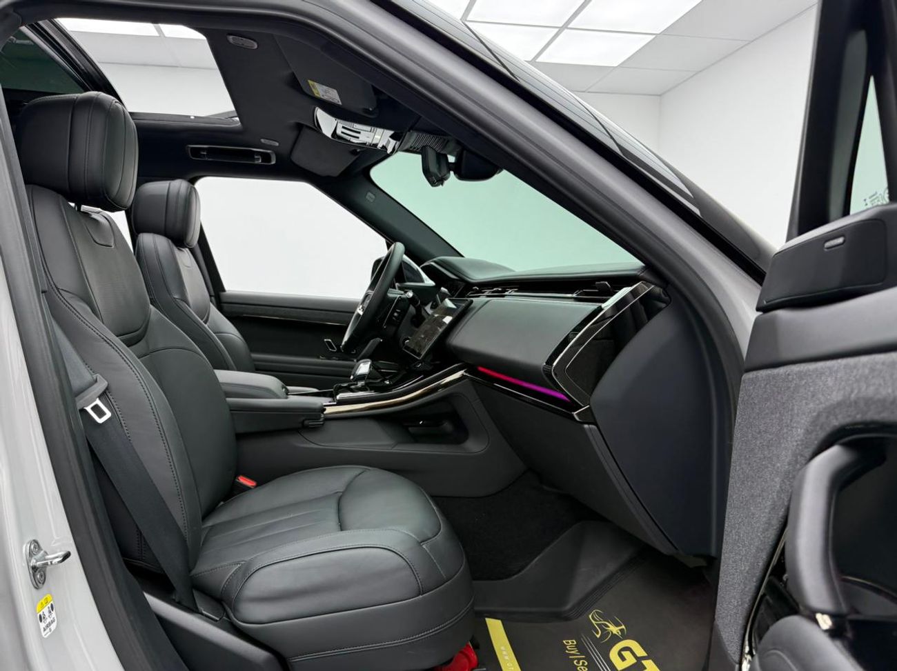 لاند روفر رينج روفر سبورت SE P360 2025 Range Rover Sport Dynamic SE ,Land Rover Warranty+ Service Contract ,Full Service Histo