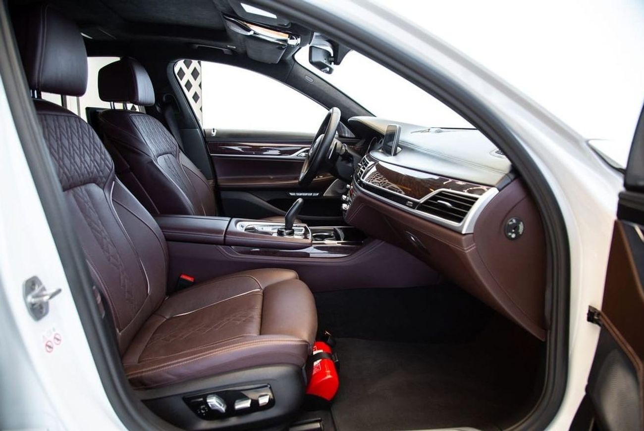 BMW 750Li Luxury 4.4L (443 HP)