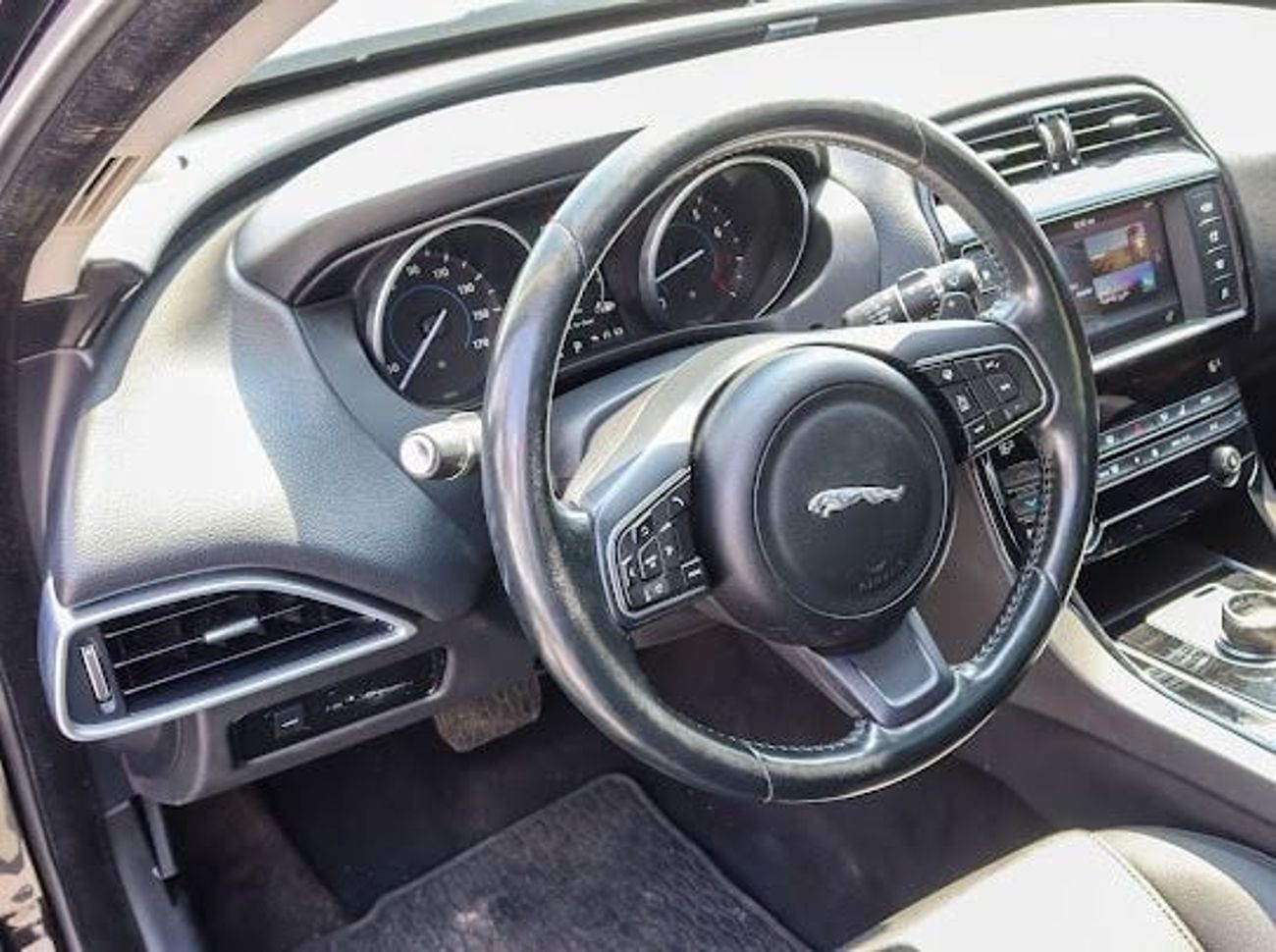 جاكوار XE R-Dynamic Black 2.0L (250 HP)