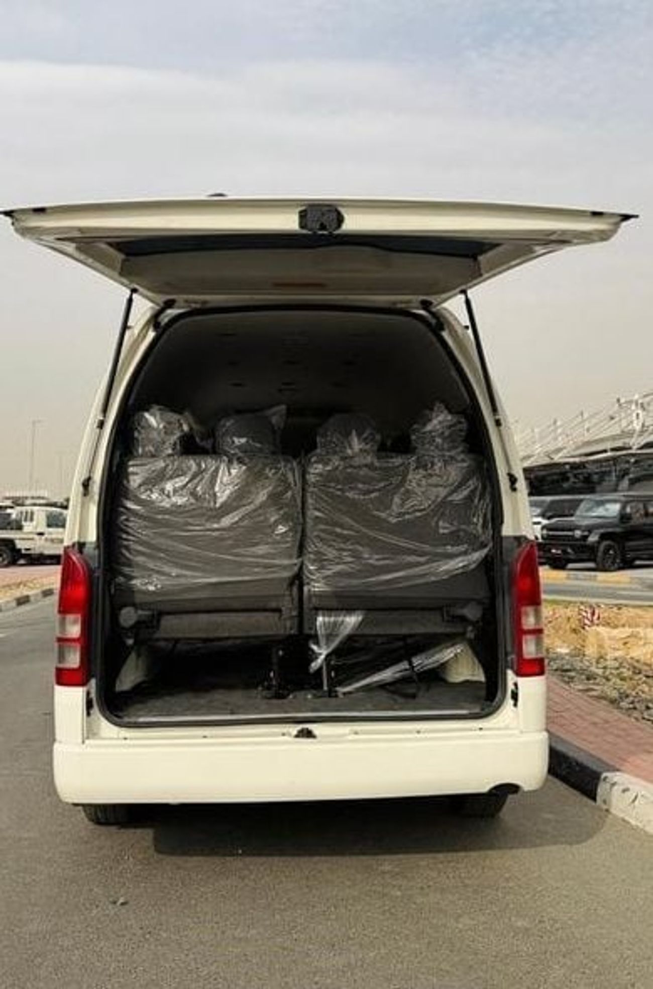 Toyota Hiace 2009 | RHD | 3.0L DIESEL ENGINE | MANUAL TRANSMISSION | 14 SEATERS | 2WD |