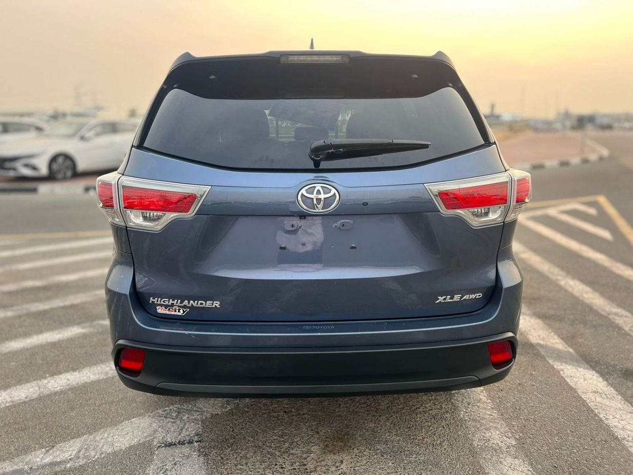 تويوتا هايلاندر 2015 TOYOTA HIGHLANDER XLE - 4x4 - 63500 mileage- SUNROOF 7 SEATER ELECTRIC SEATS -LEATHER SEATS - P