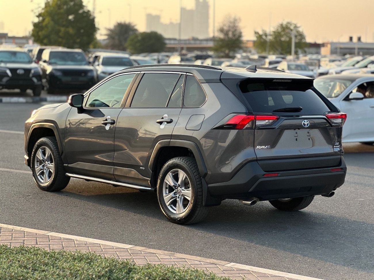 Toyota RAV4 hybrid XLE 2.5L | Sunroof Full option