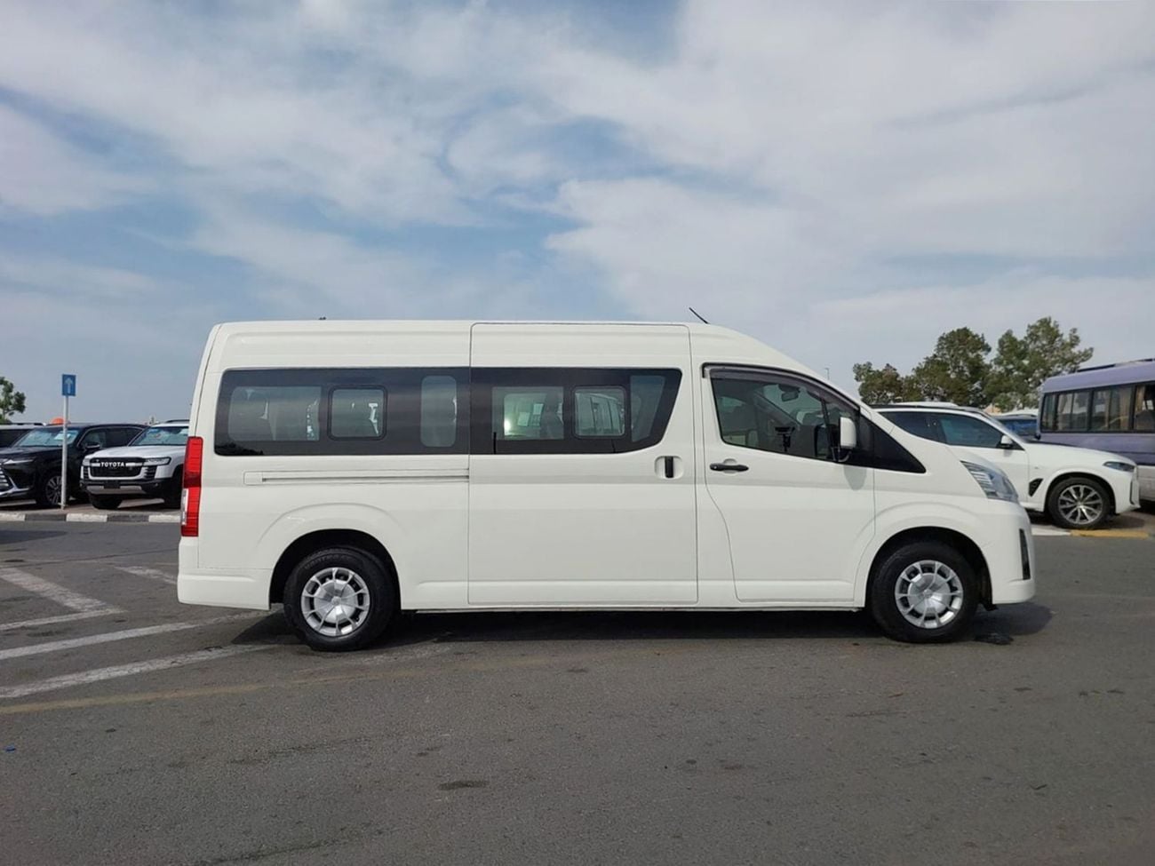 Toyota Hiace (RAMADAN OFFER) TOYOTA HIACE COMMUTER VAN RHD 2020 MODEL 2.8 L DIESEL AUTOMATIC(PM04978)