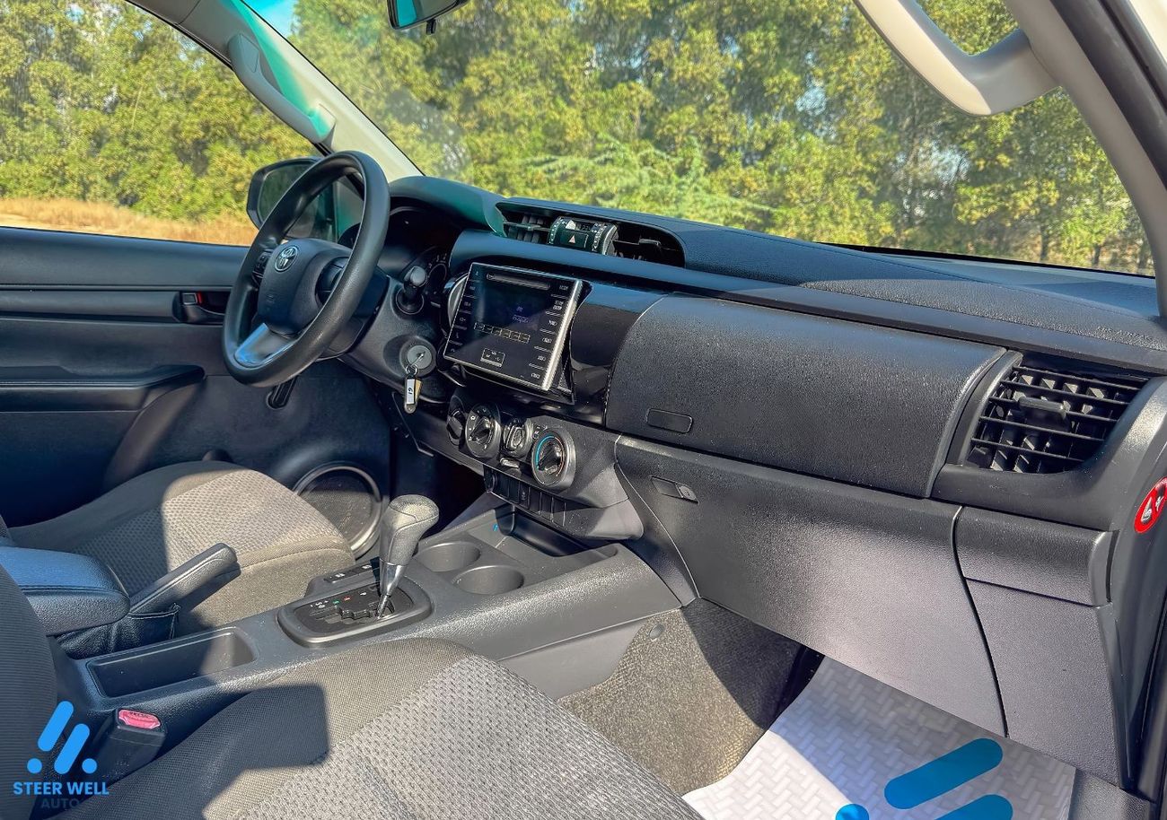 Toyota Hilux 2017 GL 2.7L 4WD AT Double Cabin Petrol / Well Maintained / Excellent Condition / GCC