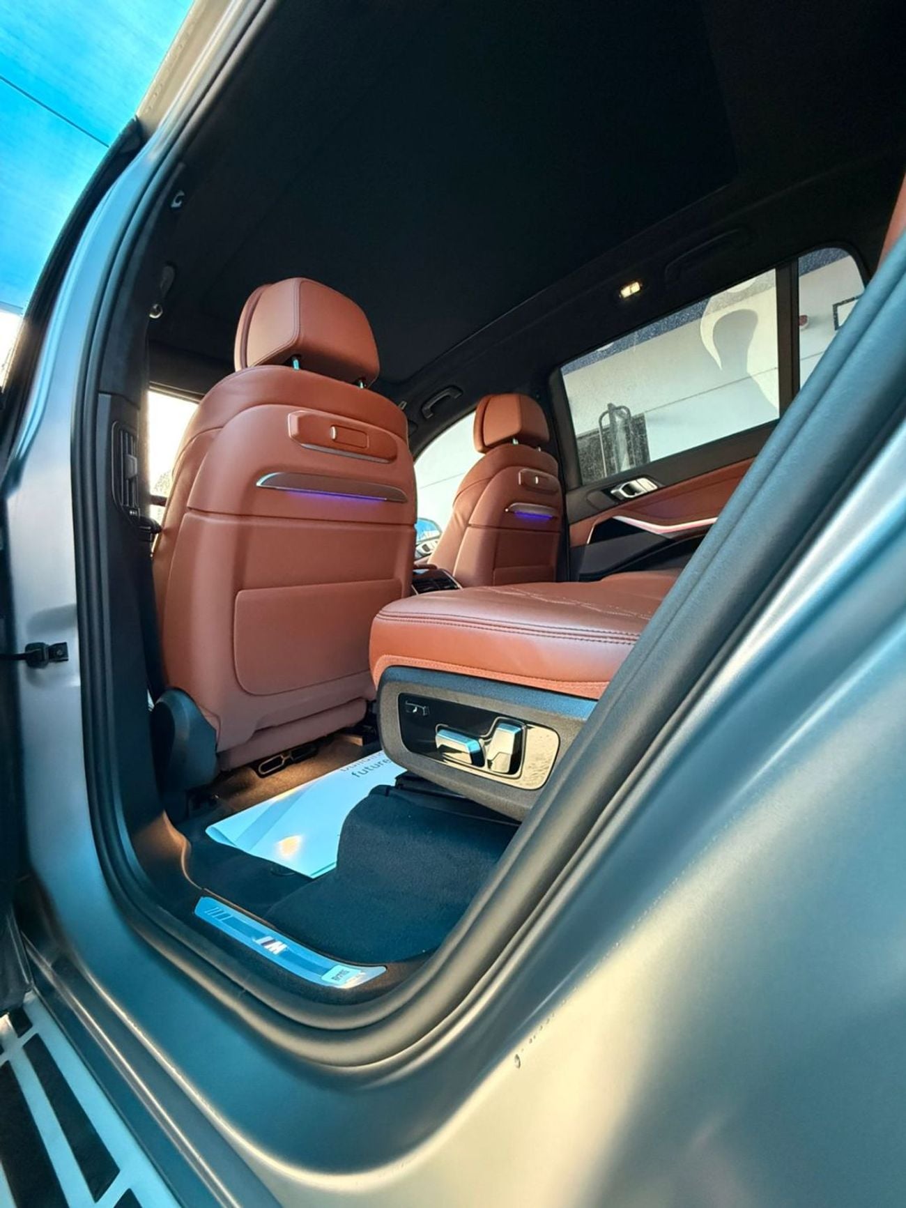 بي أم دبليو X7 The 2026 BMW X7 M60i xDrive is a full-size luxury performance SUV that blends V8 power, advanced tec