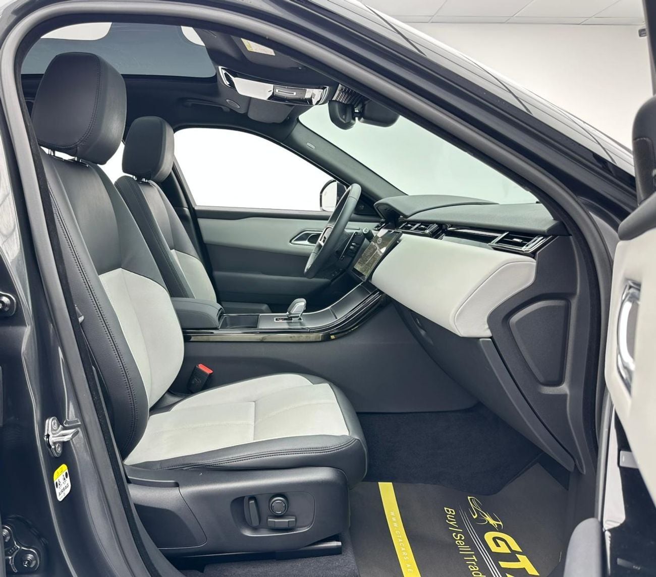 لاند روفر رينج روفر فيلار 2024 Range Rover Velar SE Dynamic P250, Oct/2029 Range Rover Warranty, Range Rover Full Service Hist