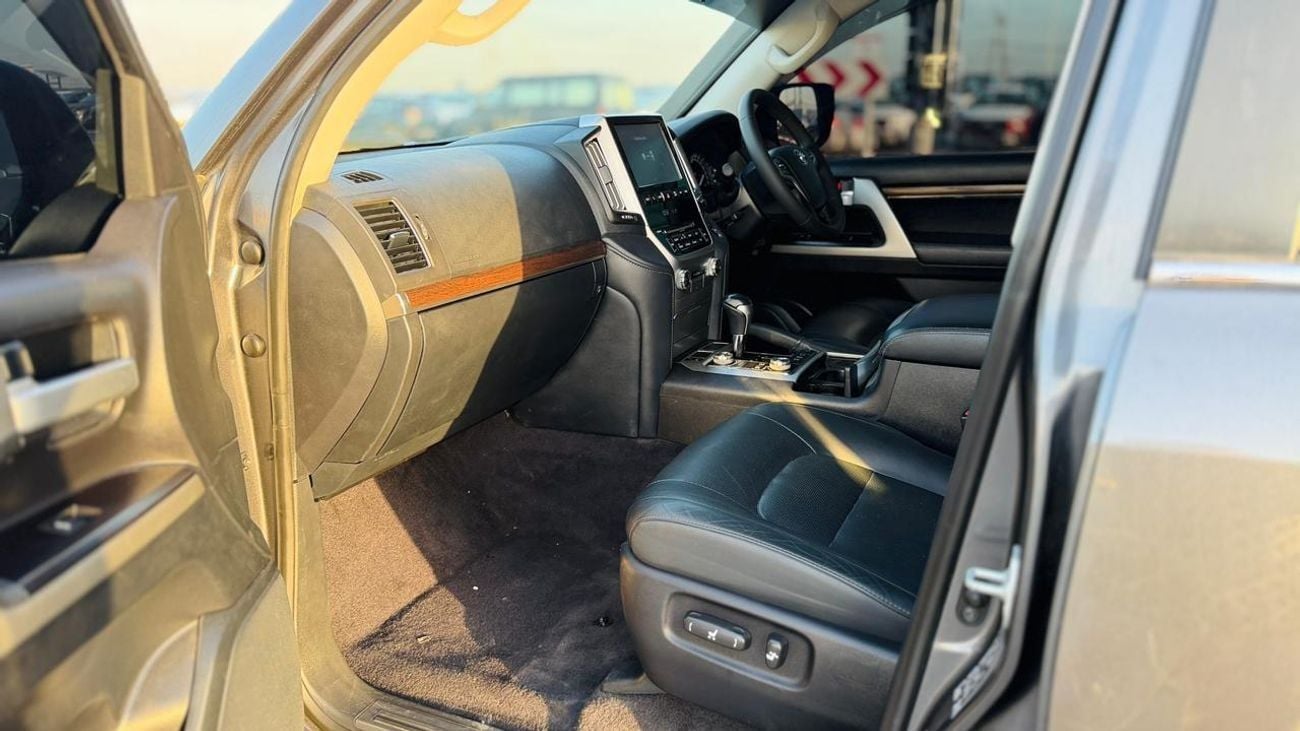 Toyota Land Cruiser 2017 | BULL BAR | PUSH START | SUNROOF | PARKING SENSOR | 4.5L DIESEL ENGINE | POWER SEAT | AT | RHD