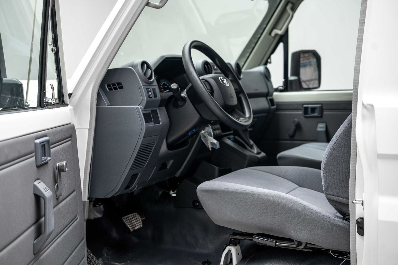تويوتا لاند كروزر 70 LC 78 HARDTOP 4.0L AT - White Inside Bluish Grey | Export Only