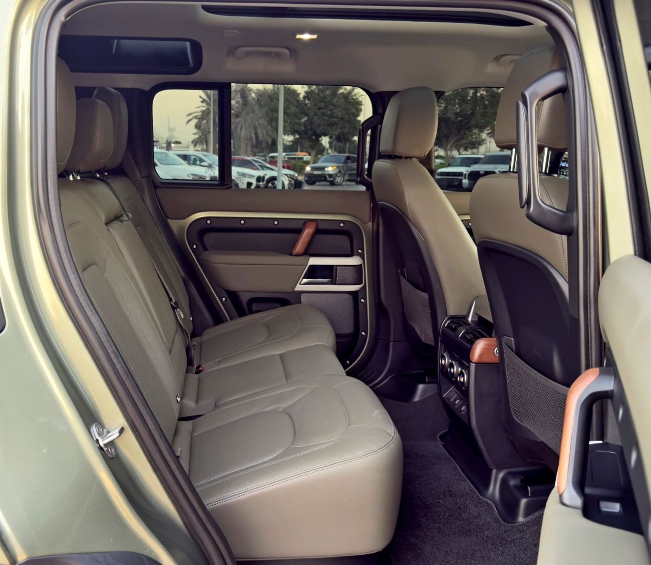 Land Rover Defender P300 110 2.0L (5 Seater) 2024 Land Rover Defender SE P300 (D110), Dealer Warranty, GCC Specification