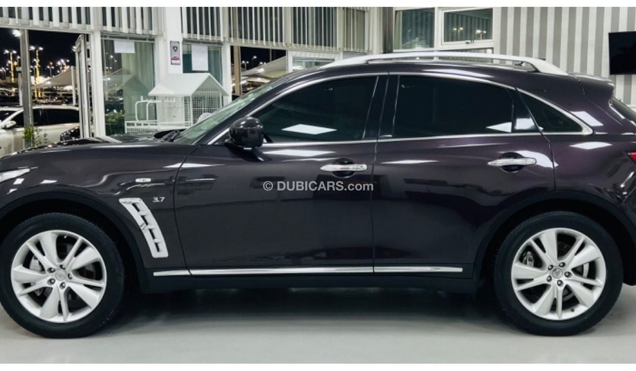 Infiniti QX70 Luxury GCC .. Full Options .. V6 .. NAV .