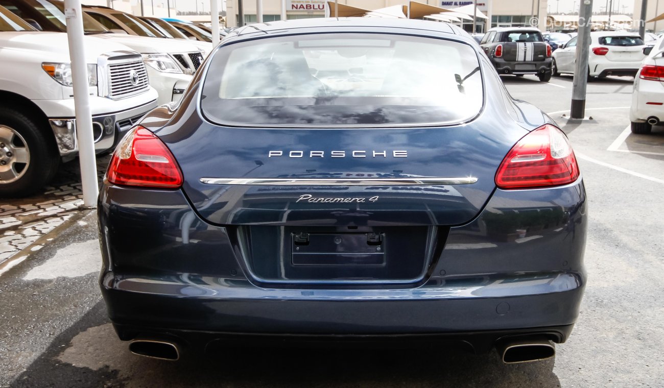 Porsche Panamera 4