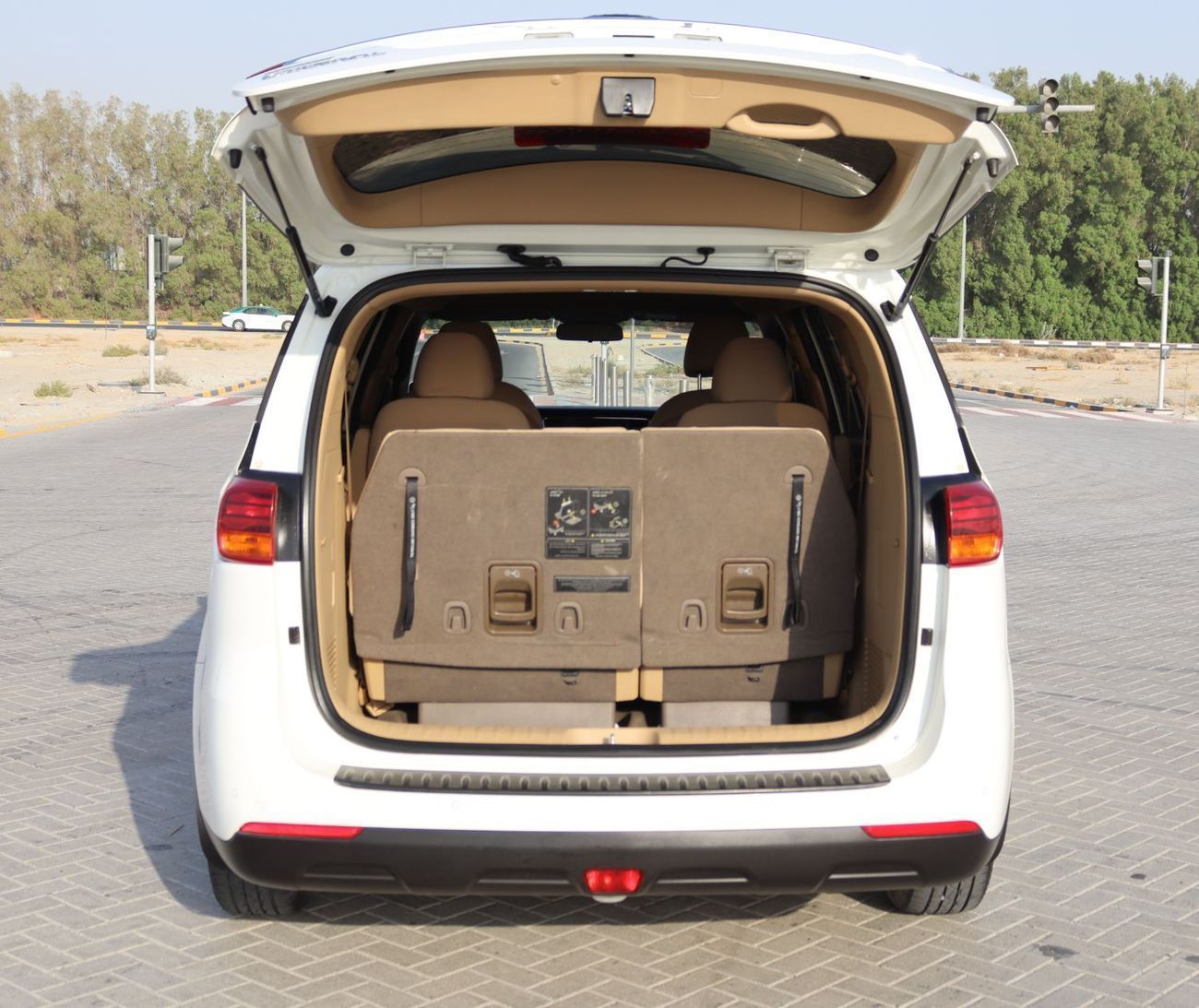 Kia Carnival EX 3.3L Kia Carnival 2020 model, GCC, accident-free, in excellent condition, 104,000 km, price 59,00