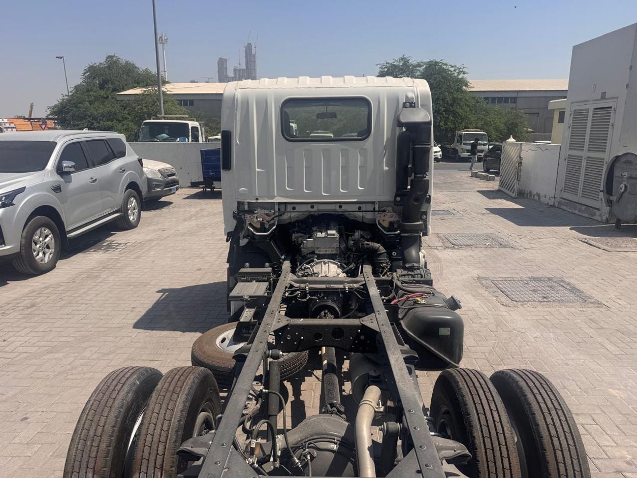 إيسوزو فوروارد Isuzu / N-Series NMR85 E22 Cab Chassis Truck 4x2 Short Wheel Base