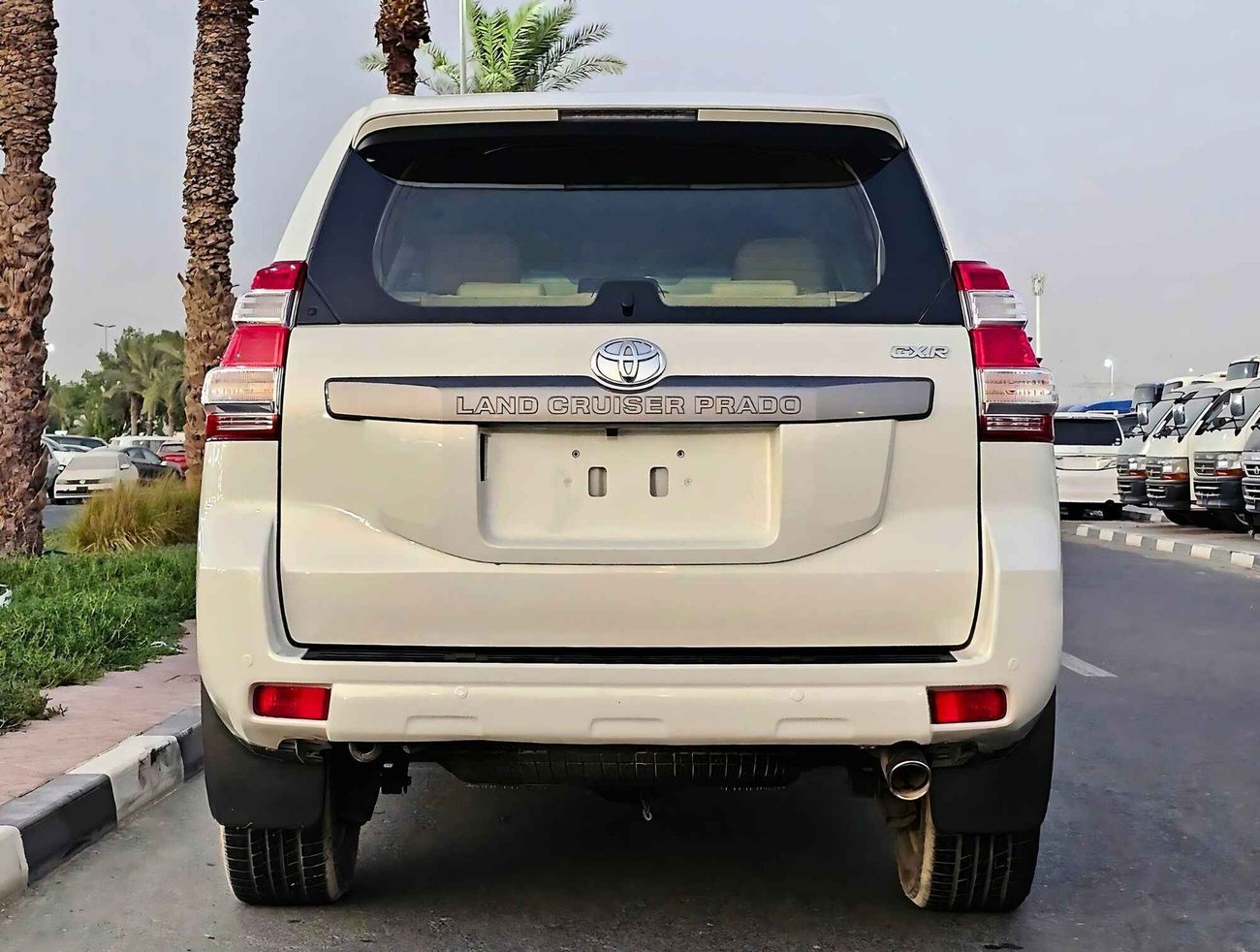 تويوتا برادو GXR V4 2.7L/ 4WD GCC/  LEATHER SEATS/ DVD CAMERA/  TYRE DOWN/  LOW MILEAGE/ LOT#64297