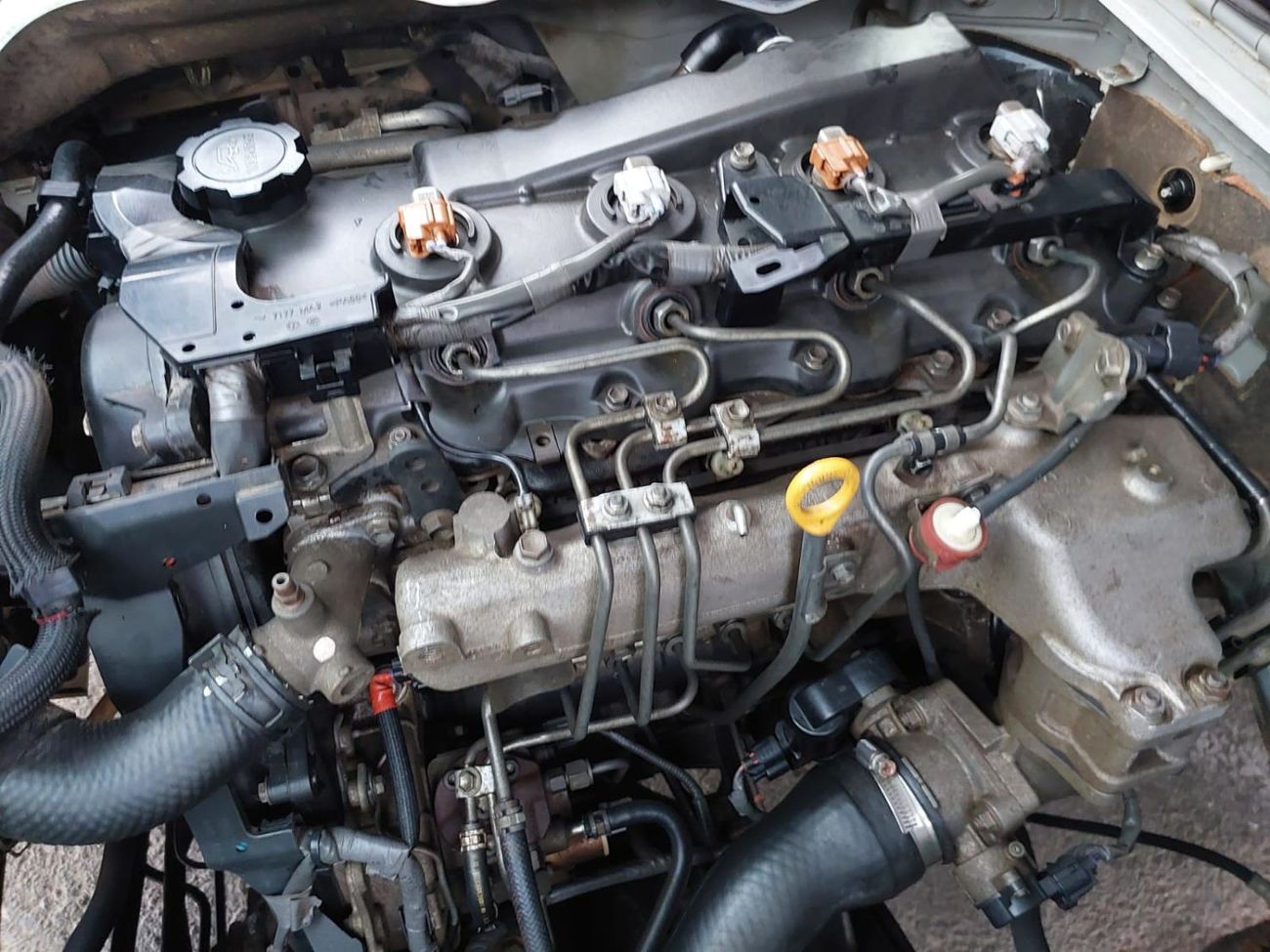 تويوتا هاياس (RAMADAN OFFER) TOYOTA HIACE COMMUTER VAN RHD 2016 MODEL 2.5 L DIESEL MANUAL(PM61244)