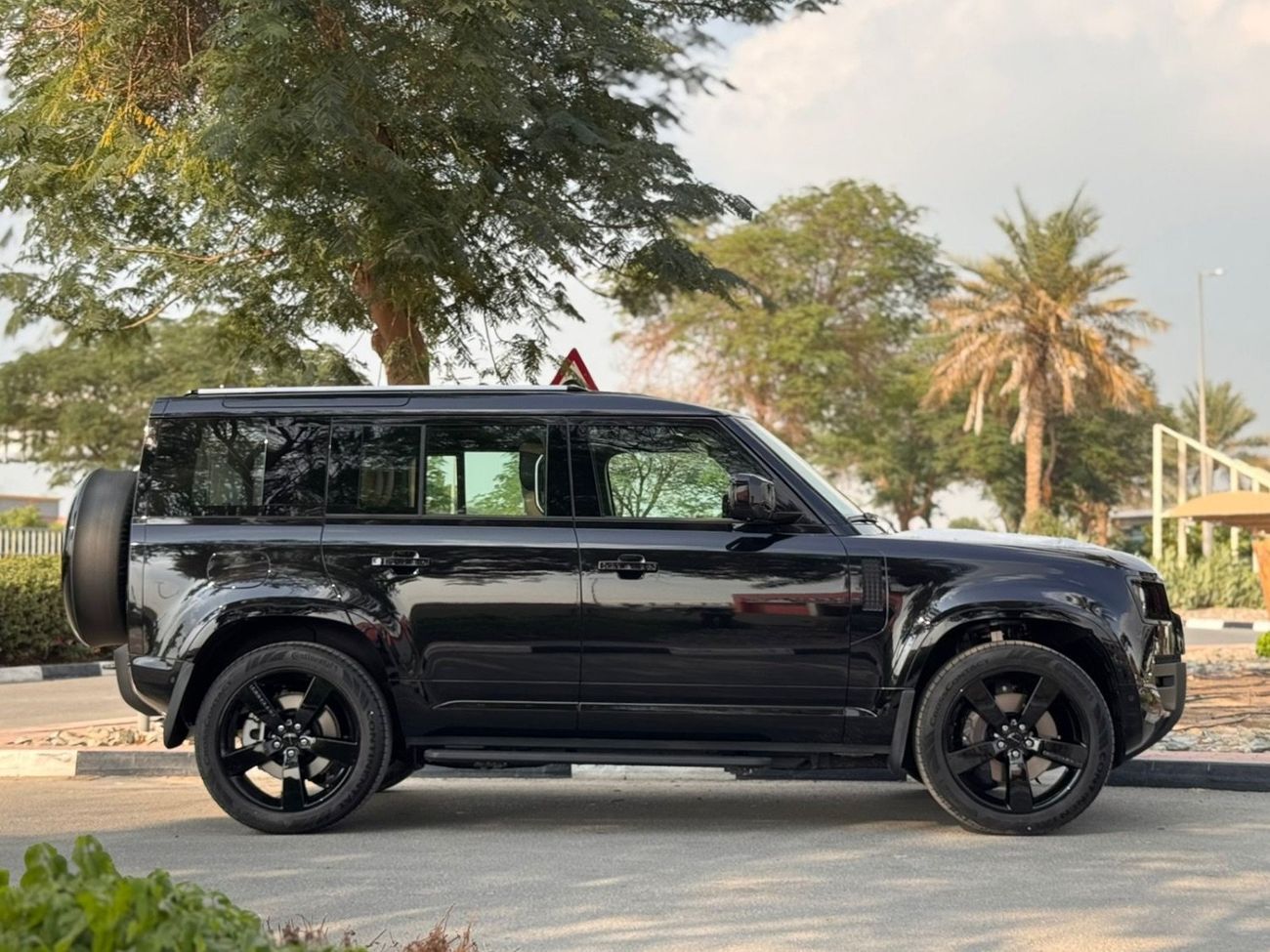 لاند روفر ديفندر X DAYNAMIC HSE P400 2026