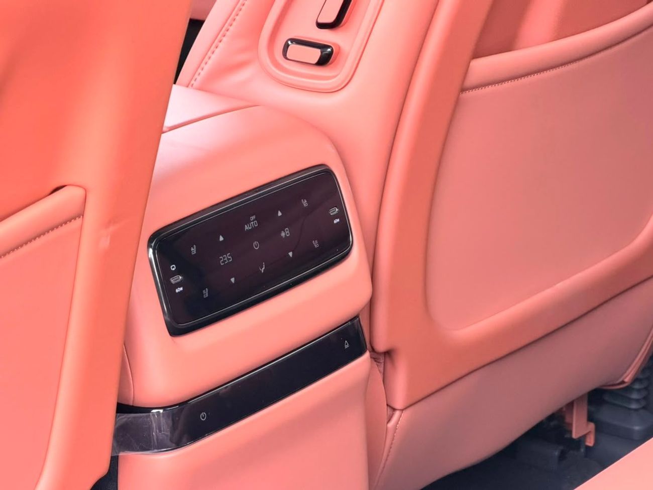 روكس أداماس 1.5L Turbocharged AWD Luxury VIP | 6-Seats | 2026 | COUCH