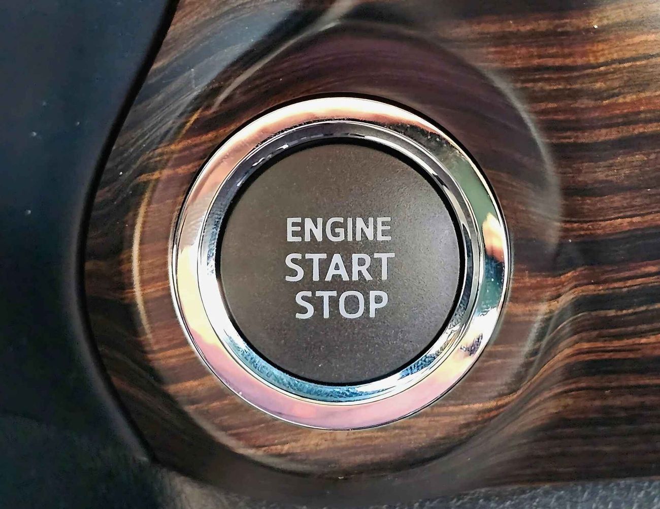 تويوتا هيلوكس SR5 | 2.7L V4 PETROL | A/T | PUSH START | WOODEN PANEL | 4WD (C0DE # 69008)