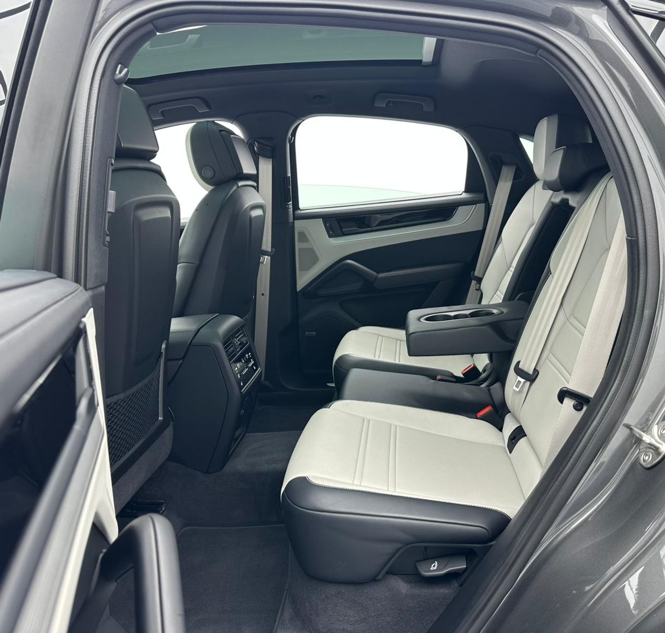 Porsche Cayenne Base Coupe 2024 Porsche Cayenne Coupe, Feb/2027 Porsche Warranty, Porsche Full Service History, GCC