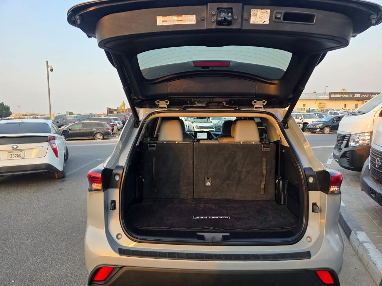 Toyota Highlander 2.5 Hybrid ( Bronze Edition) Sunroof, Push button, Trunk automatic and with spacial interior leather