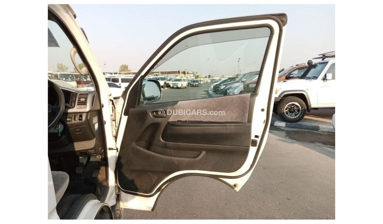 تويوتا هاياس TOYOTA HIACE VAN RIGHT HAND DRIVE (PM 887)