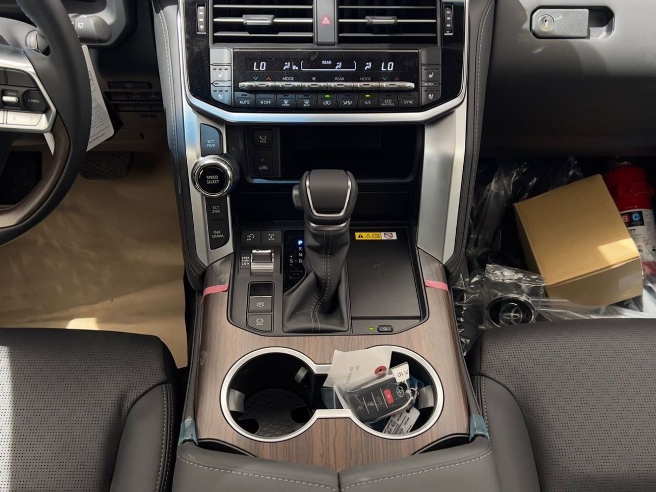 Toyota Land Cruiser TOYOTA LC300 VX 4.0L - Toyota LC300 VX 4.0L (Inside Black) EXPORT ONLY