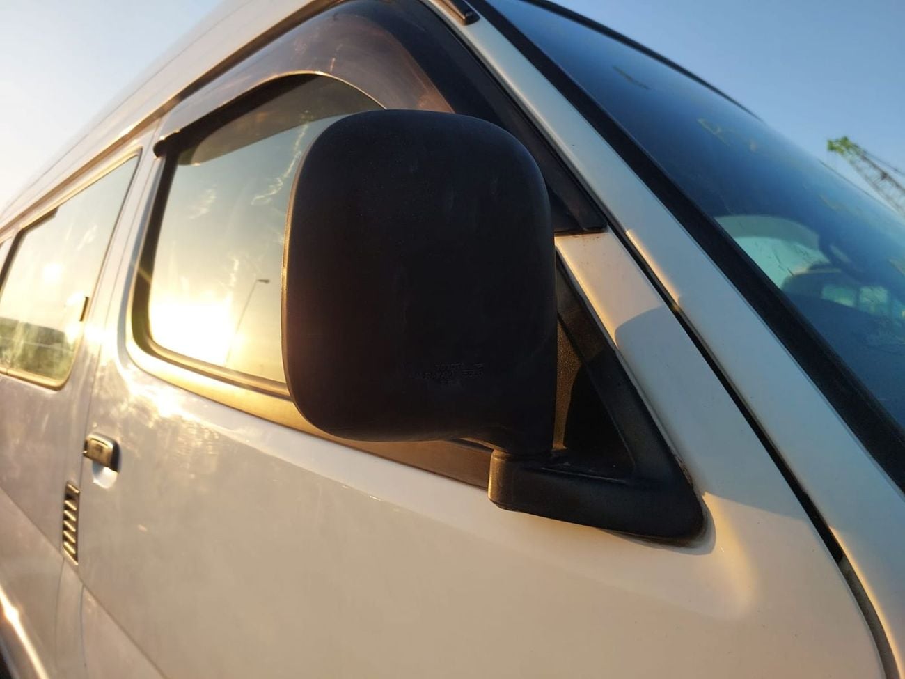 Toyota Hiace TOYOTA HIACE COMMUTER VAN RHD 2001 MODEL 2.4 L PETROL AUTOMATIC(PM06526)