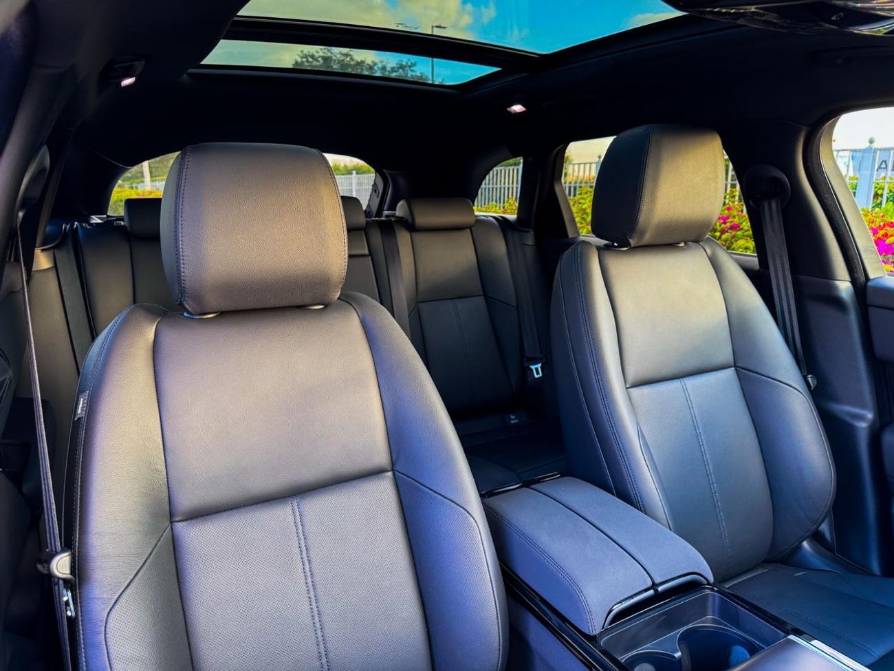 Land Rover Range Rover Velar Land Rover Range Rover Velar 2026 Automatic 0 Km 4 Cylinder All Wheel Drive (AWD) SUV Gold