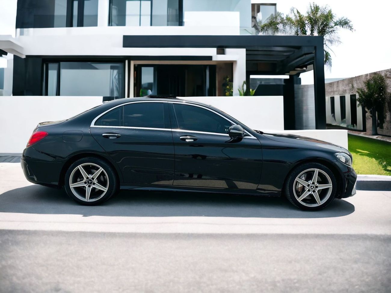 Mercedes-Benz C 300 Luxury FIX PRICE | AED 945 PM AVAILABE | Mercedes C300 AMG 2018 | NO LOW BALLERS | NO ACCIDENT HISTO