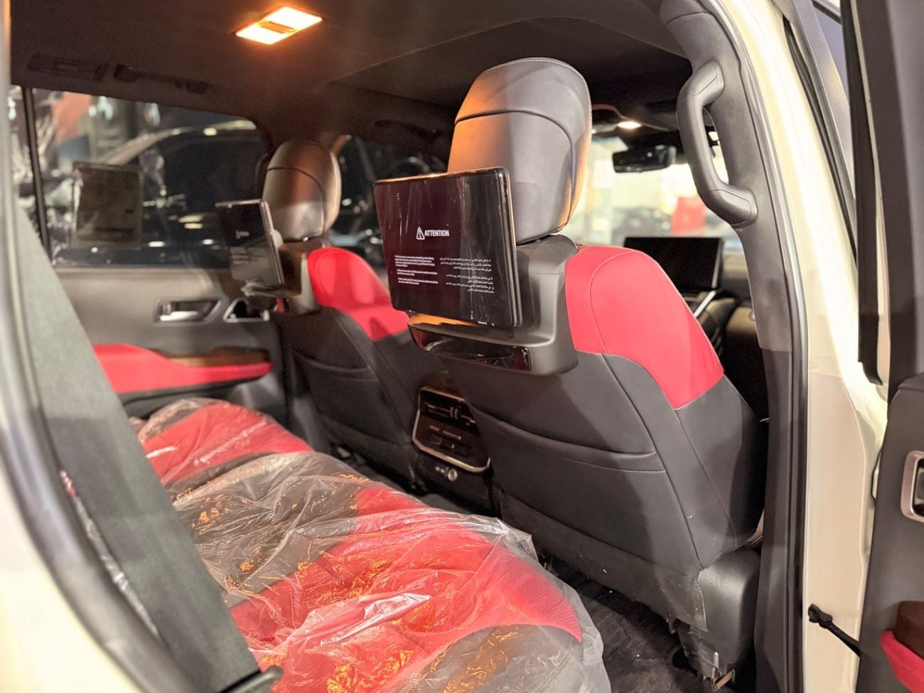 Toyota Land Cruiser VXR Toyota Landcruiser VXR 2022 Twin Turbo white inside Red