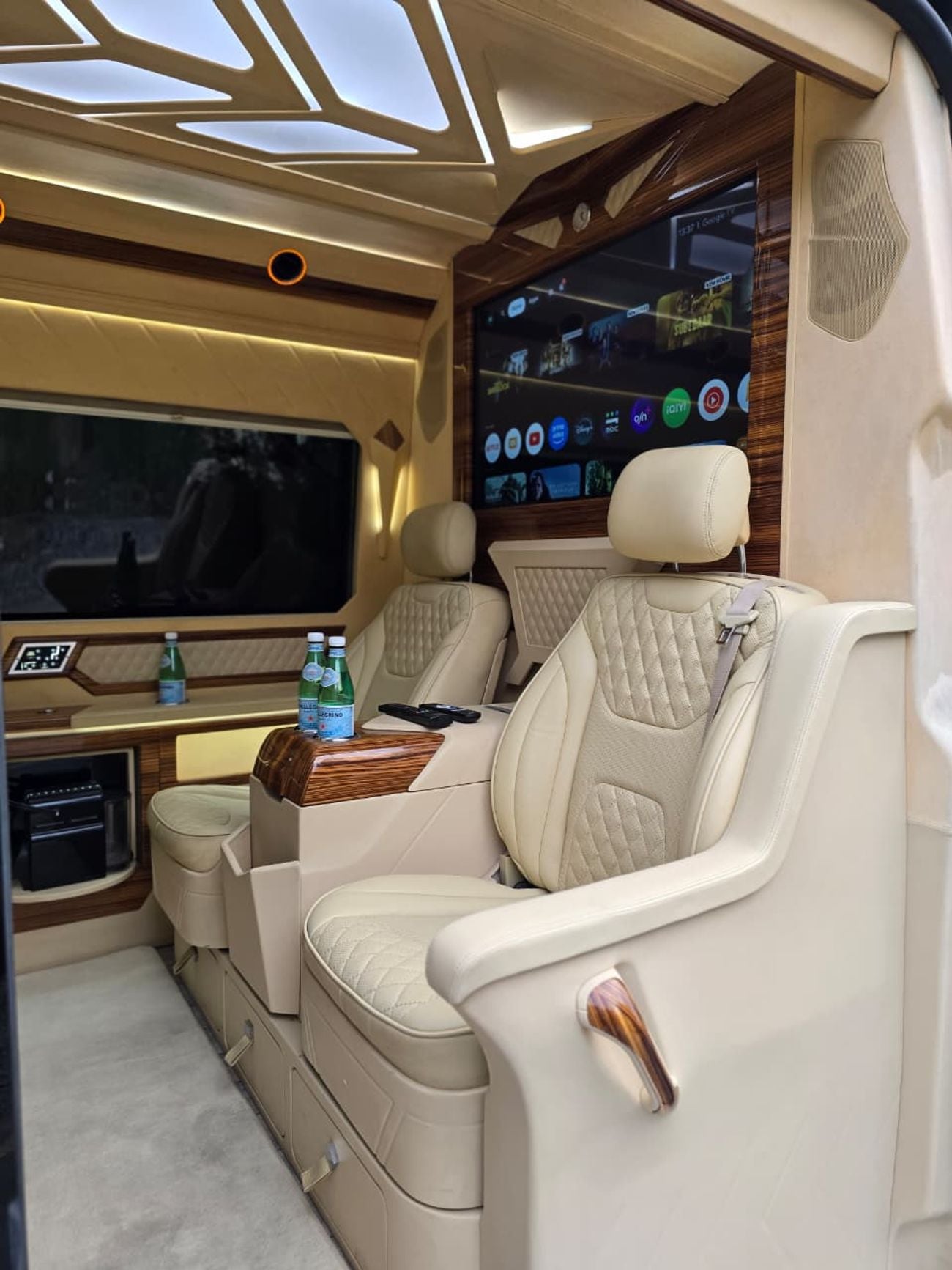 مرسيدس بنز سبرينتر MERCEDES SPRINTER 2018 DIESEL // VIP ROOM // TV // BATHROOM IN SIDE // PERFECT CONDITION //9 SEATS