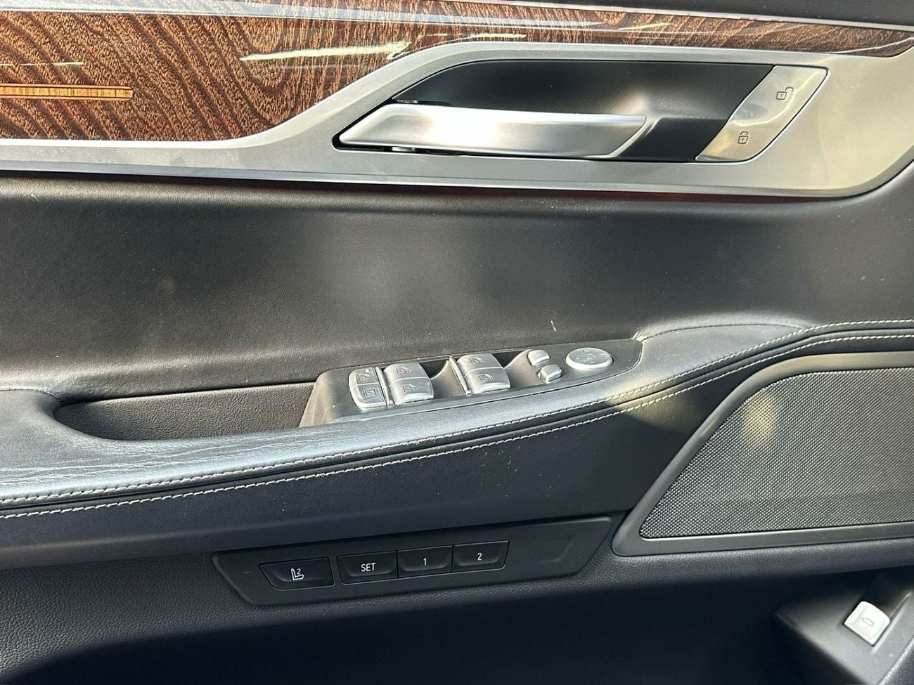 بي أم دبليو 740Li 3.0 لتر TwinPower Turbo - عدد 6 سلندر ناقل الحركة: أوتوماتيك من 8 سرعات (Steptronic)
